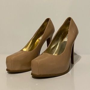 Vera Wang size 8 nude platform heels